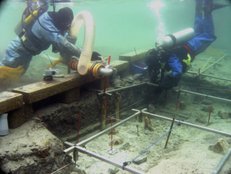Rettungsgrabung unter Wasser am Rande der Hafenbaggerung: die Fundschichten werden mit einer Dredge freigelegt, der Messrahmen dient der Dokumentation.